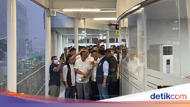 Atap Halte TransJakarta Bundaran HI Bocor Saat Diresmikan Anies