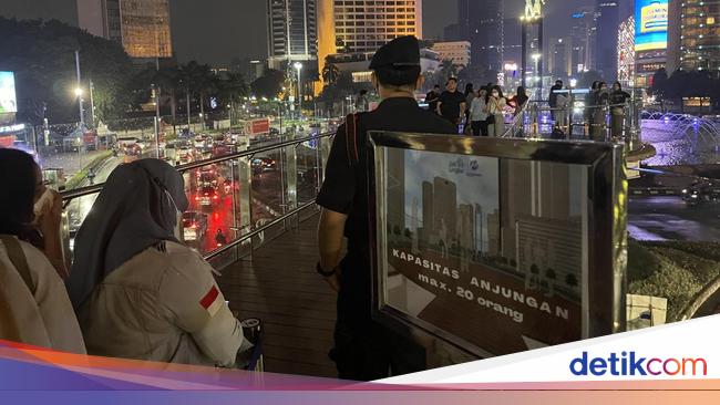 Warga Antre Foto di Anjungan Halte Bundaran HI yang Baru Diresmikan Anies