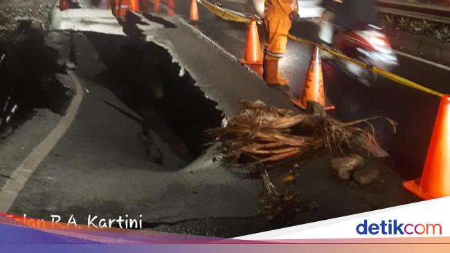 Hati-hati, Ada Jalan Amblas di RA Kartini Cilandak Jaksel