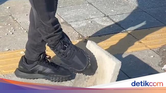 Bima Arya Bongkar Trotoar di Bogor Pakai Kaki: Jelek Banget Ini!