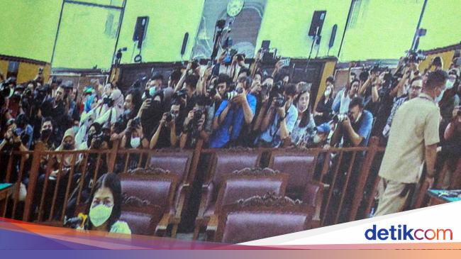 Putri Candrawathi Disorot 'Bercanda' di Sela Sidang, Ini Kata Pengacara