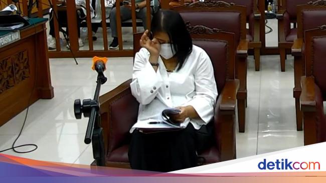 Putri Candrawathi Usap Mata Saat Pengacara Bacakan Eksepsi