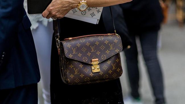 Sindikat Pemalsu Tas Louis Vuitton di China Tertangkap, Produknya