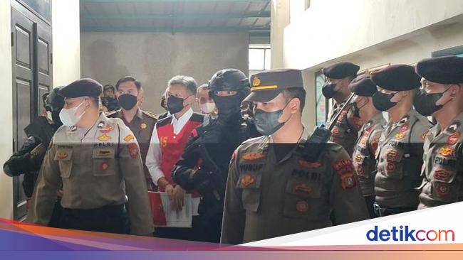 Dikawal Brimob Senjata Lengkap, Brigjen Hendra-Kombes Agus Tiba di PN Jaksel