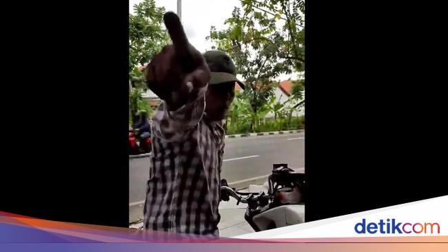 Viral Pemotor Berstiker Real Madrid Kepergok Curi Kabel KA di Surabaya