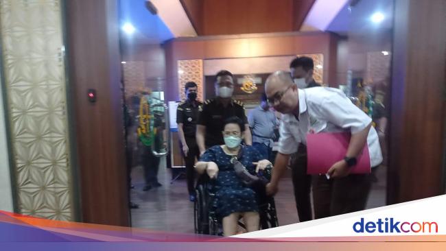 Pakai Kursi Roda, Penyuap Eks Kepala BPN Lebak Jadi Tahanan Rumah