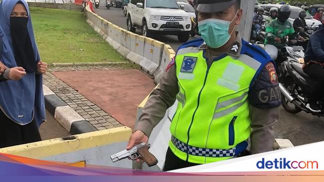 Penampakan Pistol yang Ditodongkan Wanita ke Paspampres Depan Istana