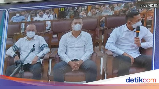 Kesaksian Acay Lihat Ferdy Sambo Teleponan Cukup Lama Usai Yosua Tewas