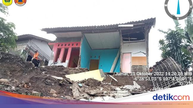 Tanah Pinggir Sungai Cipamingkis Bogor Longsor, 14 Keluarga Mengungsi