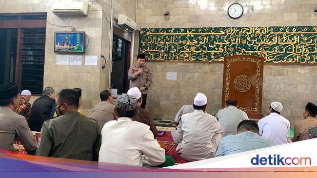 Jumat Keliling, Polisi Beri Pesan Kamtibmas ke Warga di Masjid Jaksel