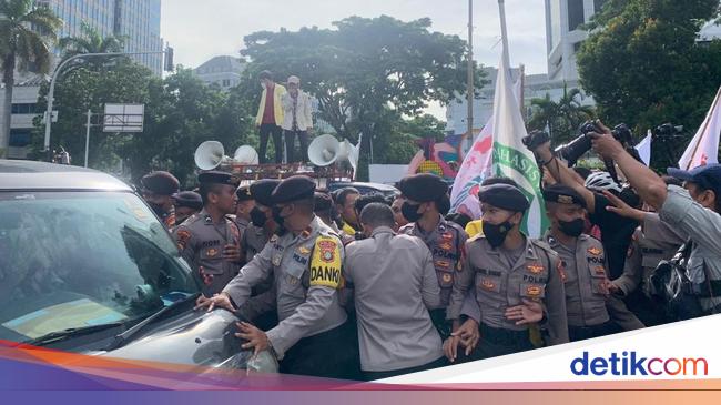 Kaki Polisi Terlindas Mobil Saat Dorong-dorongan dengan Pedemo di Patung Kuda