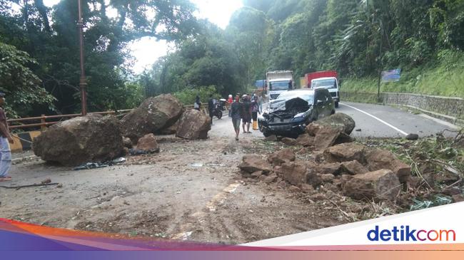 Penampakan Ngerinya Batu yang Longsor Timpa 2 Mobil di Cadas Pangeran