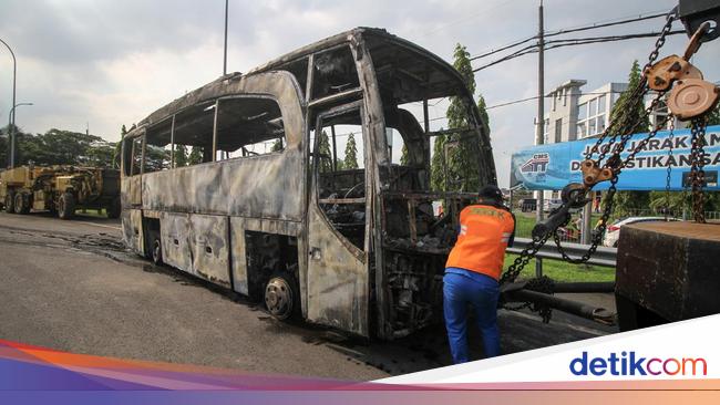 5 Fakta Bus Rombongan Mahasiswa Unram Terbakar di Tol Surabaya