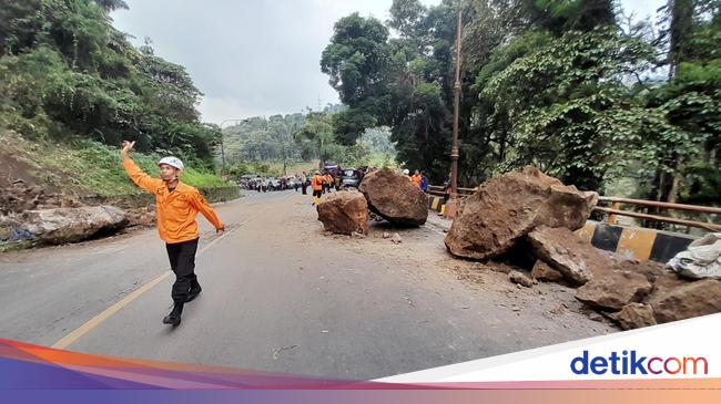 Bongkahan Batu Besar Longsor di Cadas Pangeran, 5 Orang Terluka