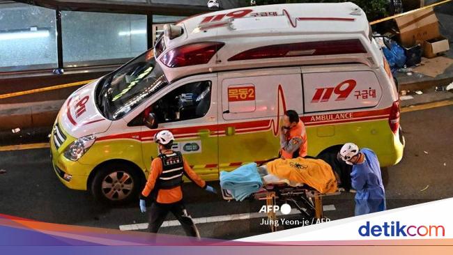 Warga Ikut Bantu Beri Pertolongan CPR ke Korban Pesta Halloween Itaewon