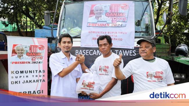 Komunitas Sopir Truk Relawan Ganjar Bagi-bagi Sembako di Jakarta Utara