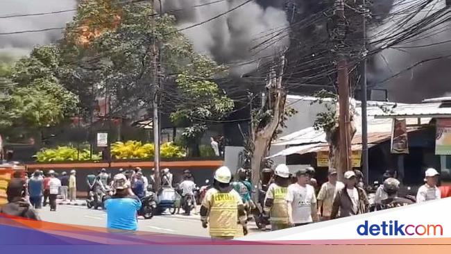 200 Jiwa Terdampak Kebakaran di Jakbar, 6 Rumah hingga 40 Lapak Hangus