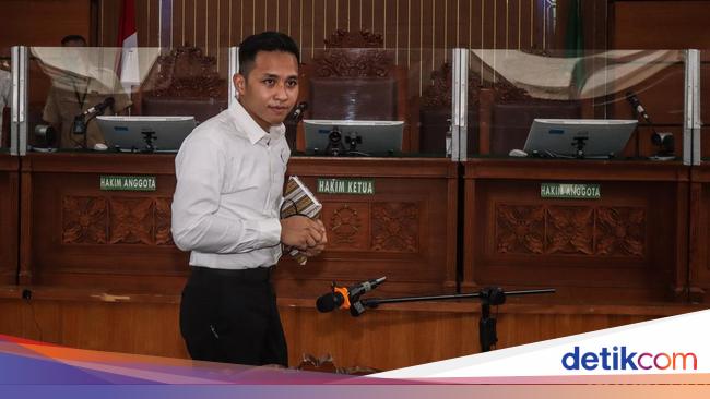 Sambo Bisiki Putri tapi Saya Tak Dengar, Kayaknya soal Sarung Tangan