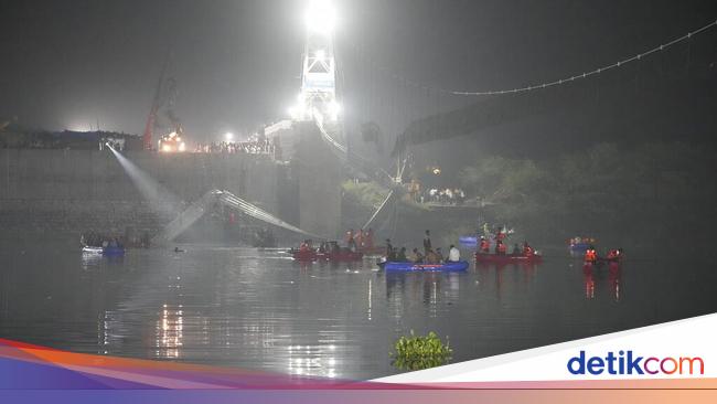 Detik-detik Jembatan di India Roboh Tewaskan 132 Orang