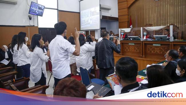 Riuh! Jaksa Tas Fendi KW Sidoarjo Interupsi Febri Diansyah di Sidang Sambo