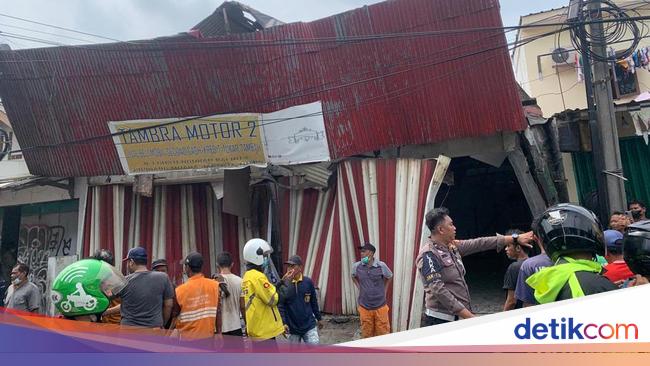 Showroom Mobil Ditabrak Bus di Jaktim Belum Beroperasi