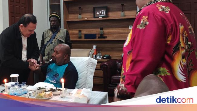 Genggaman Erat Ketua KPK ke Lukas Enembe Bikin Kritik Mencuat