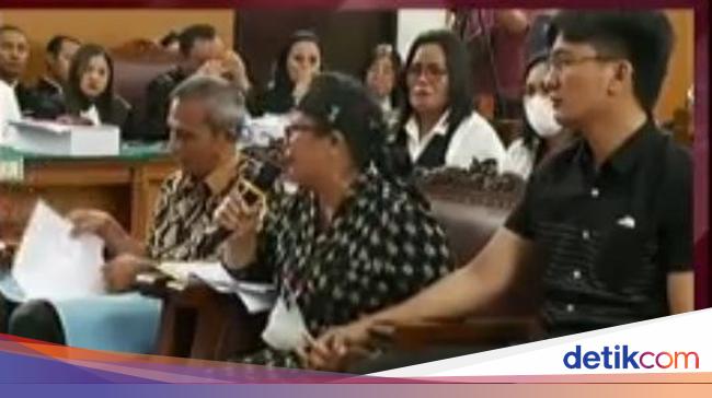 Genggaman Erat Adik Yosua ke Tangan Ibu yang Luapkan Amarah ke Kuat Ma'ruf