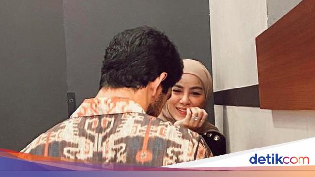 Lengket dengan Reza Rahadian, Olla Ramlan Bantah Bikin Panas Eks Suami