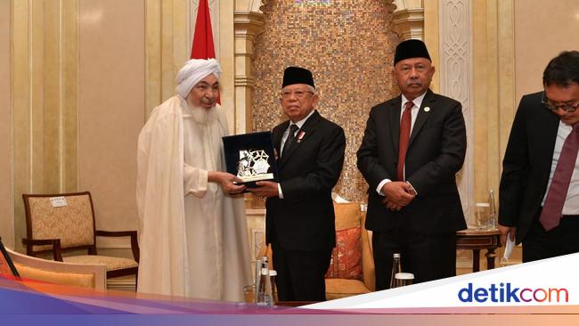 Jokowi Terima Anugerah Perdamaian dari ADFP Abu Dhabi, Diwakili Ma'ruf