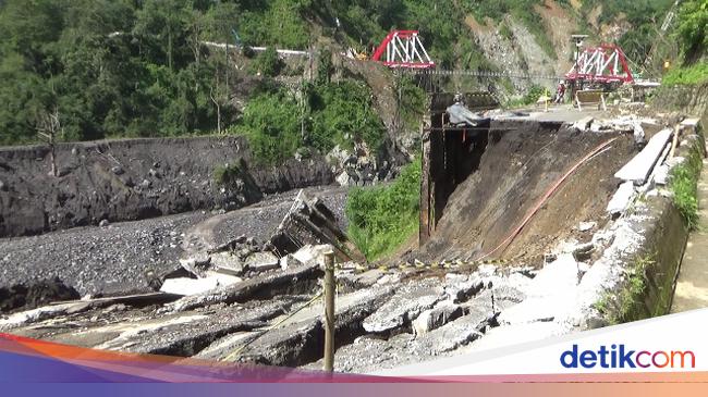 Akses Lumajang-Malang Ditutup Total Imbas Jalan Ambles 50 Meter