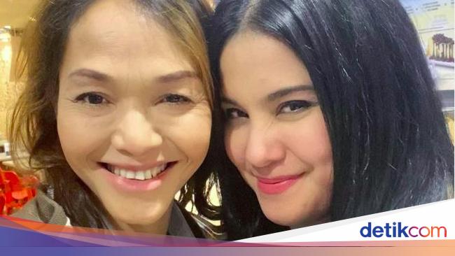 Bunda Corla Diantar dan Dapat Hadiah dari Menantu SBY