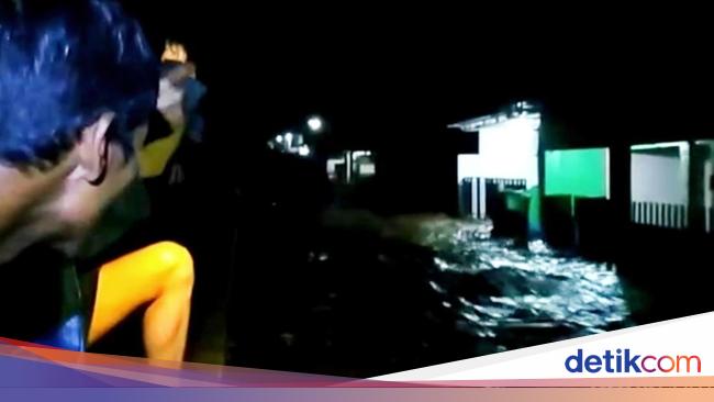 Sungai Yas Banyuwangi Meluap, Jembatan Putus-9 Rumah Hanyut