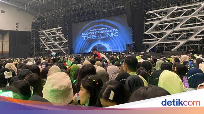 NCTzen Protes dan Teriak Saat Konser NCT 127 Dihentikan: Lanjutin! Refund!