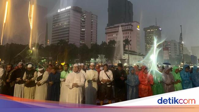 Massa Aksi 411 Gelar Salat Magrib Berjamaah di Tengah Guyuran Hujan