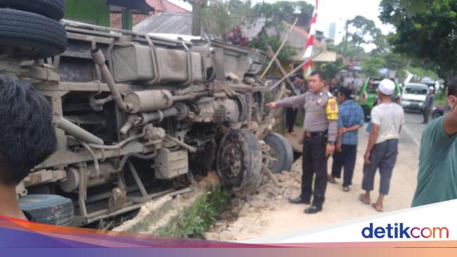 Korban Truk Terguling di Bogor Jadi 2 Orang, Luka di Wajah dan Dada