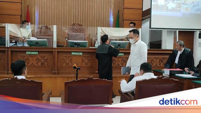 Momen Bharada E Bertemu Kuat Ma'ruf dan Ricky di Sidang Hari Ini