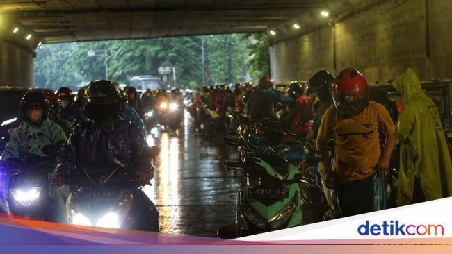 Awas! Pemotor Neduh Sembarangan Bisa Kena Denda Rp 250 Ribu