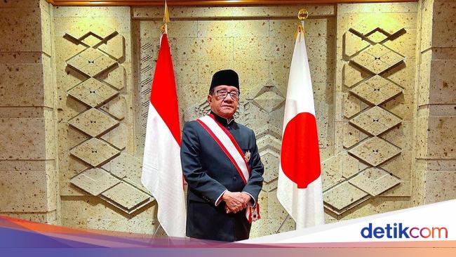 Eks Menpora RI Ini Terima Penghargaan dari Kaisar Jepang