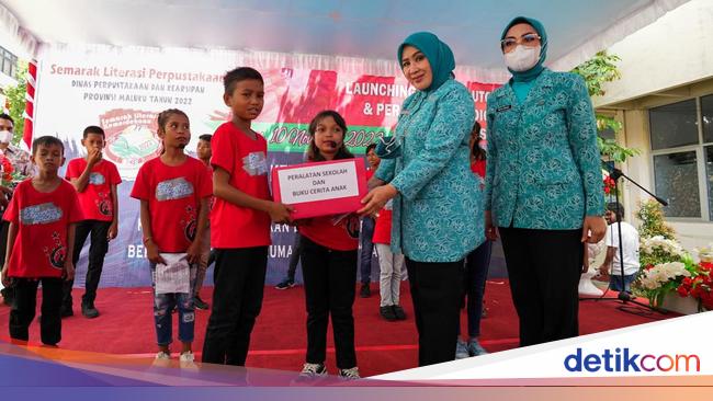 Ketum TP PKK Motivasi Anak Jalanan di Ambon untuk Rajin Baca Buku