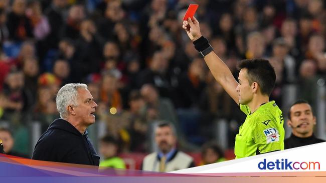 Jose Mourinho apologizes after receiving red card