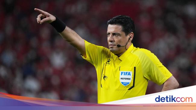 There is a former League 1 referee leading the 2022 World Cup match