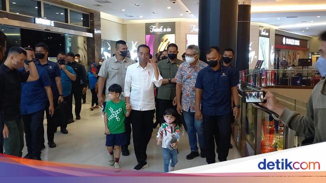 Jokowi Jalan-jalan Bareng Jan Ethes dan La Lembah di Mal Solo