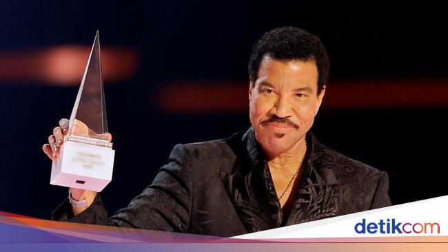 4 Momen Terbaik AMAs 2022, Ada Tribute Hangat Stevie Wonder Buat Lionel Richie