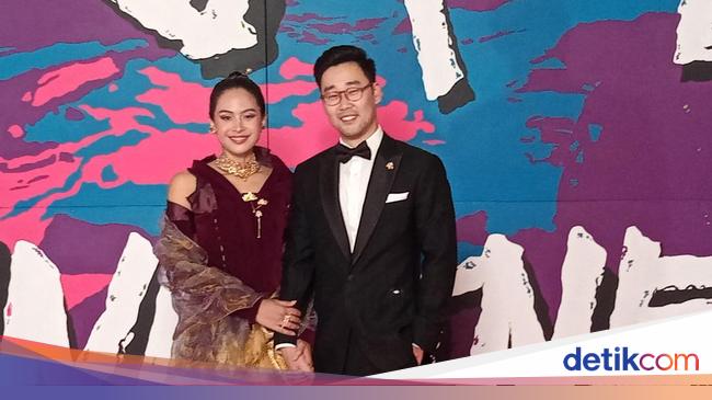 Maudy Ayunda Tampil Serasi dengan Suami di Red Carpet FFI 2022