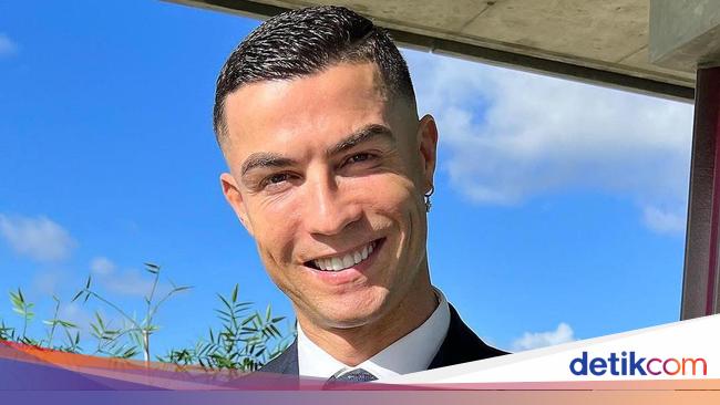 Cristiano Ronaldo Pakai Jam Tangan Mewah, Ledek MU Ya Itu?