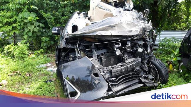 Ngeri! Toyota Alphard Ringsek Tabrak Truk di Tol Boyolali, Ini Pelajaran Pentingnya