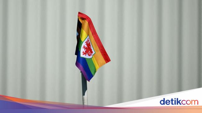 Did FIFA allow LGBT flags to enter stadiums at the 2022 World Cup?