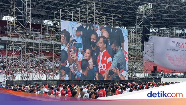 Jokowi Tiba di GBK, Relawan Riuh Tepuk Tangan-Bentangkan Bendera Merah Putih