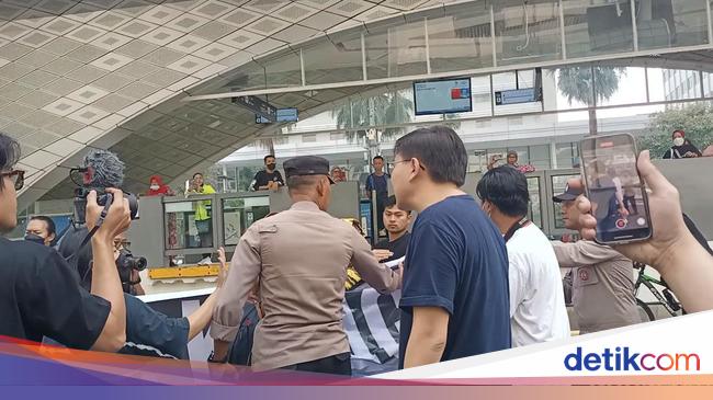 Detik-detik Aksi Tolak RKUHP di CFD Dibubarkan Polisi, Ada Teriakan Sambo