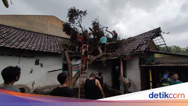 Angin Kencang Terjang Mojokerto, Siswi SMA Tertimpa Atap Rumah